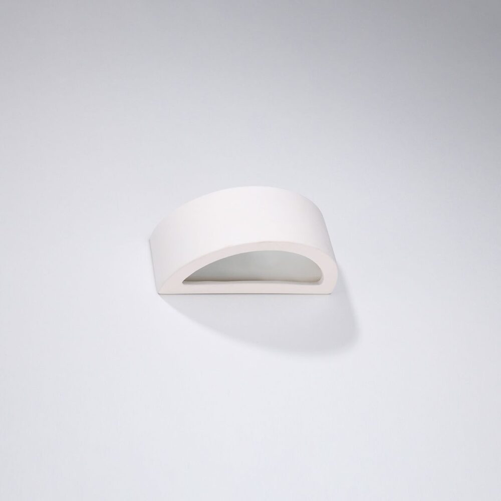 Applique murale en céramique blanche en forme de demi lune au style élégant et minimaliste sur fond gris