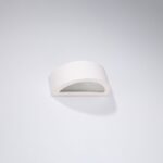 Applique murale en céramique blanche en forme de demi lune au style élégant et minimaliste sur fond gris