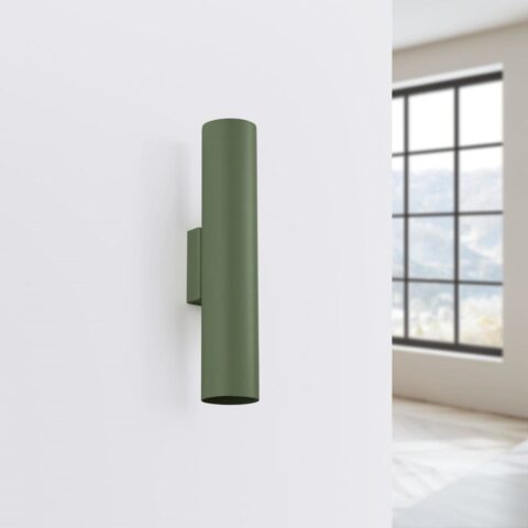 Applique murale design en forme de cylindre en métal vert olive sur un mur blanc