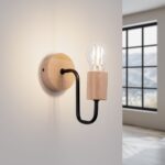 Applique murale en bois naturel et métal noir au style scandinave sur un mur blanc