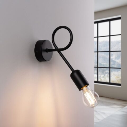 Applique murale industrielle en forme de lampe araignée en métal noir sur fond blanc