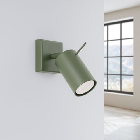 Applique murale moderne spot orientable en métal vert tendance sur un mur blanc