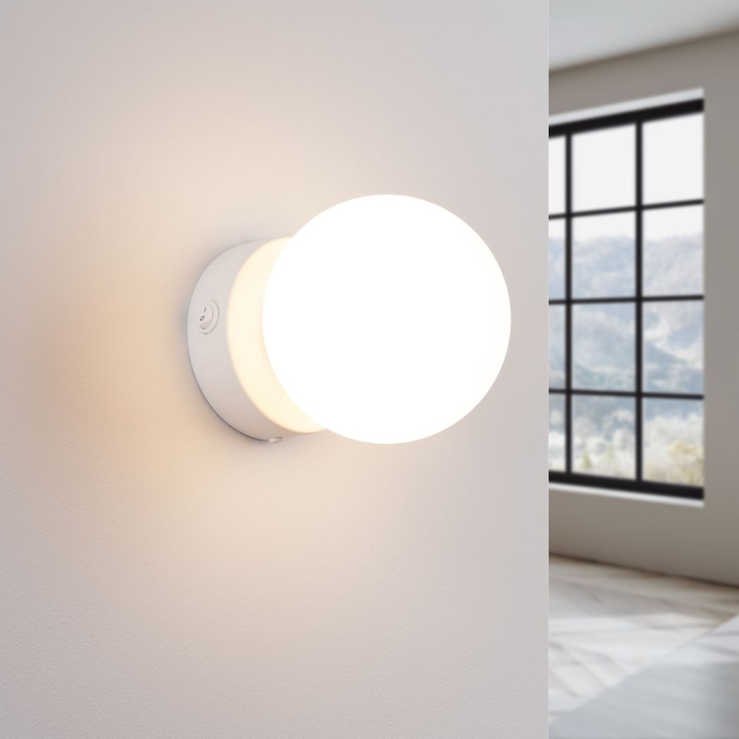Applique murale ronde et minimaliste en verre - mise en scène intérieur