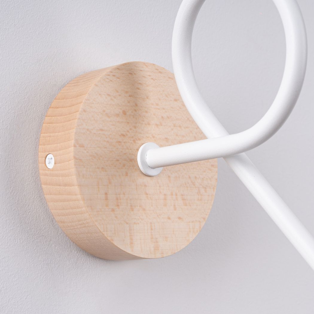 Applique murale scandinave en bois et métal façon lampe araignée - vue rapprochée