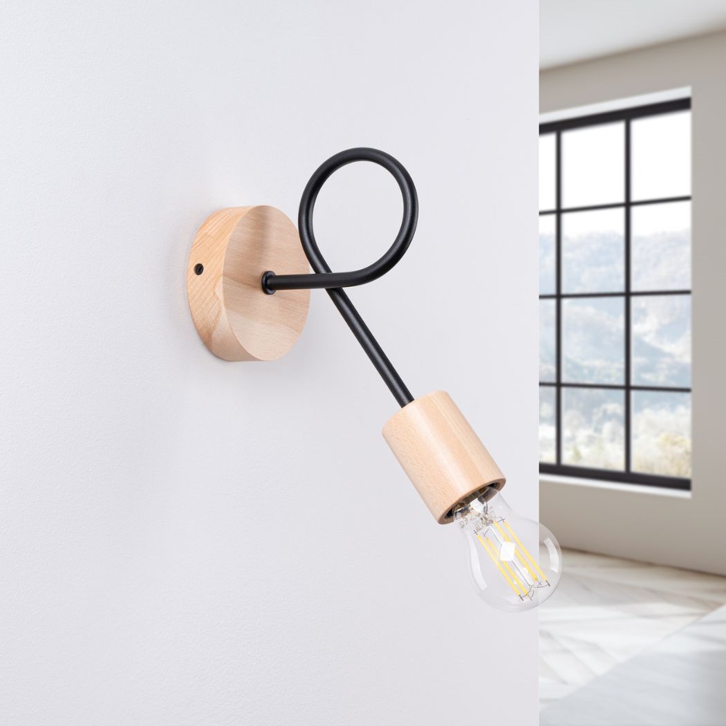 Applique murale scandinave en bois et métal façon lampe araignée - vue de face