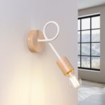 Applique murale scandinave en bois et métal façon lampe araignée - vue de côté
