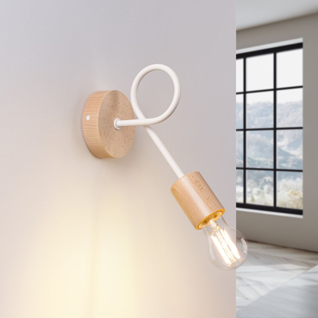Applique murale scandinave en bois et métal façon lampe araignée - vue de côté