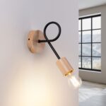 Applique murale scandinave en bois et métal façon lampe araignée - vue d'ensemble