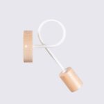 Applique murale scandinave en bois et métal façon lampe araignée - ambiance allumée