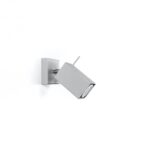 Applique murale spot orientable carré en acier gris sur fond blanc