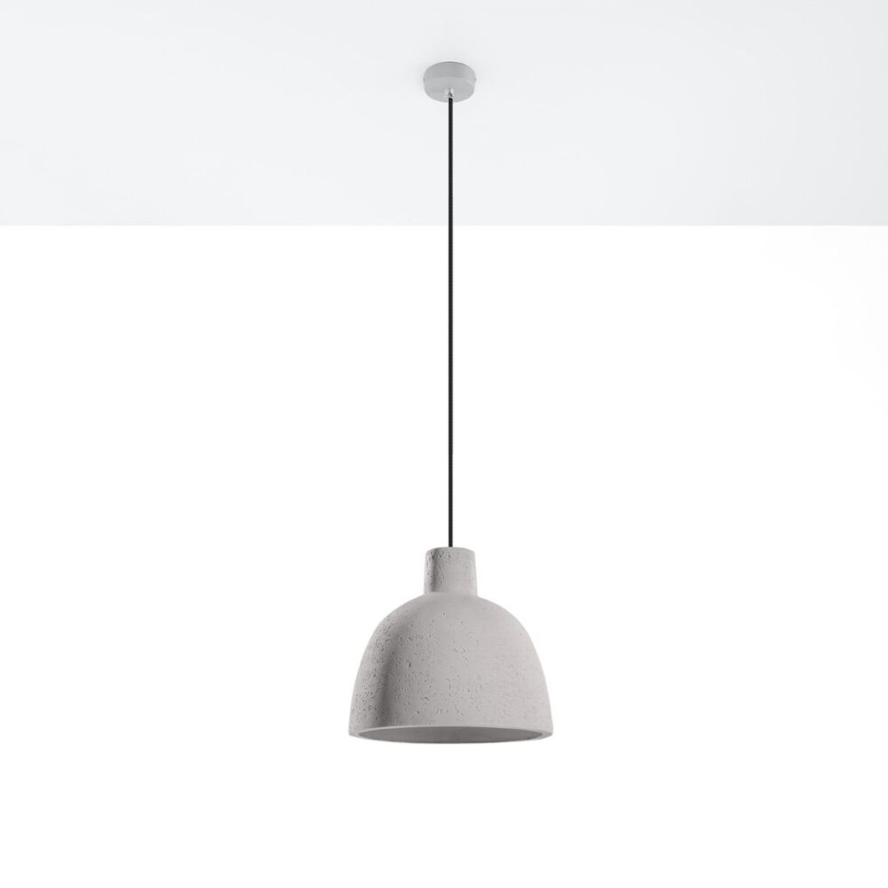 Lampe suspendue avec un abat-jour rond en béton brut gris sur fond blanc au style industriel