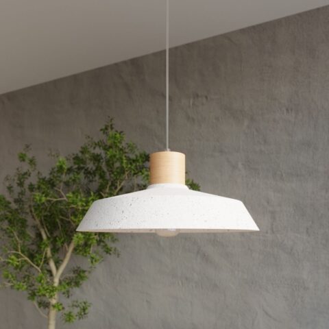 Lampe suspendue au style industriel en béton et bois naturel sur un fond gris