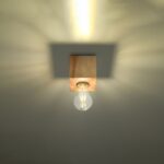 Lustre plafonnier en forme de carré en bois naturel au style scandinave et minimaliste sur fond jaune et noir