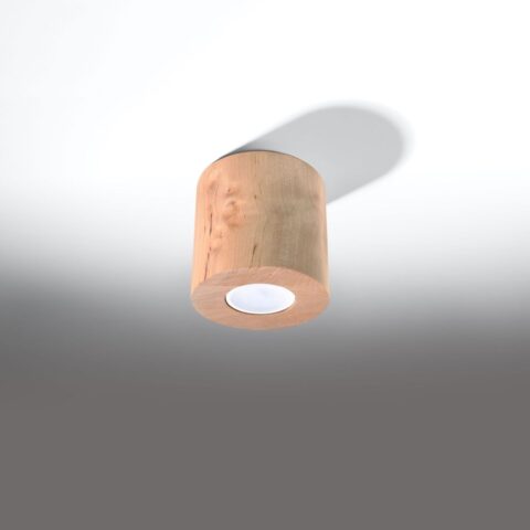 Lustre plafonnier en forme de cylindre en bois naturel au style minimaliste et scandinave sur fond gris et blanc