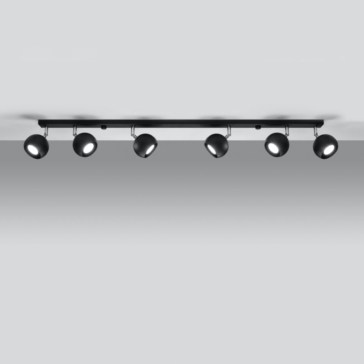 Lustre plafonnier avec 6 spots orientables en métal noir sur fond gris