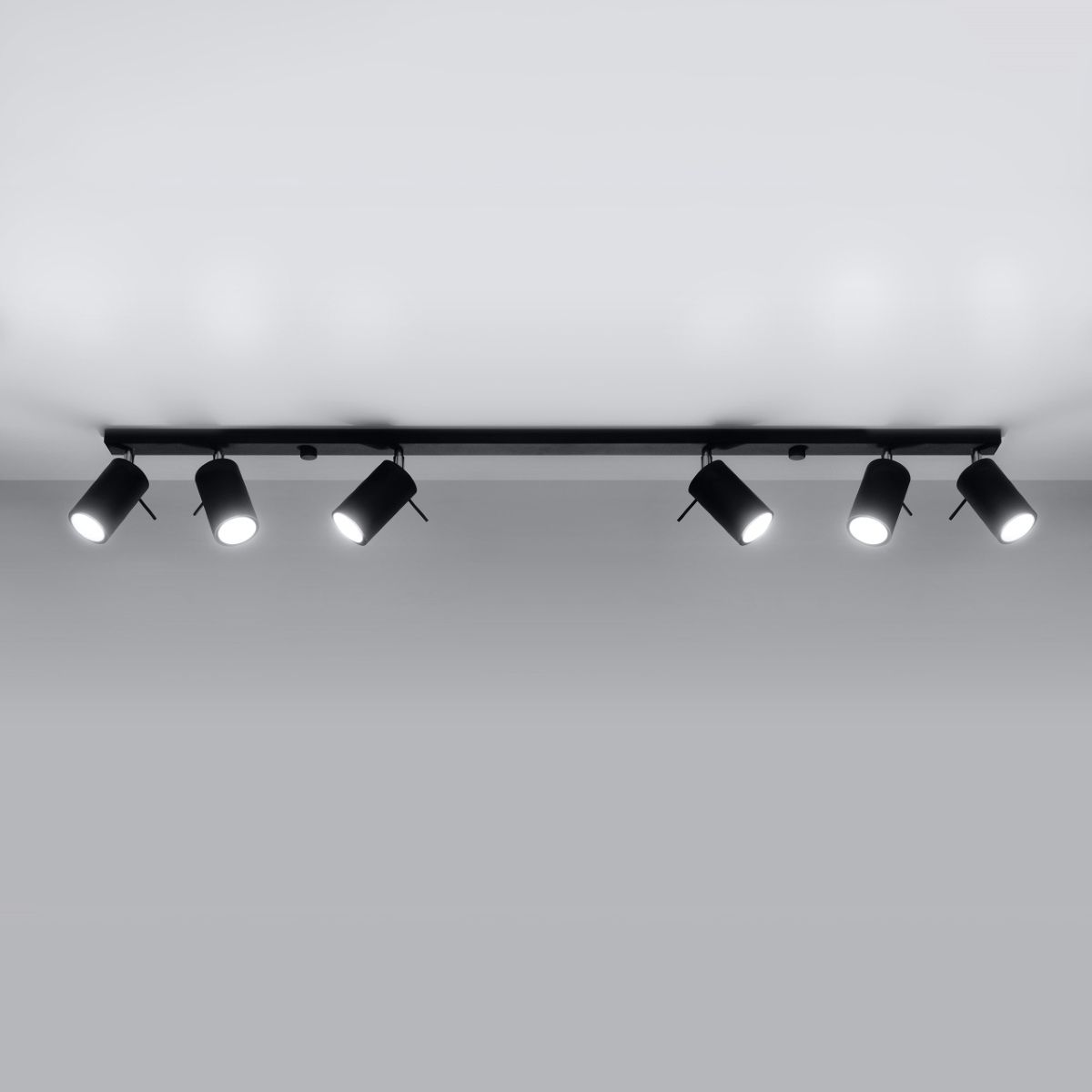 Lustre plafonnier en métal noir avec 6 spots orientables sur un fond gris