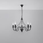 Lustre plafonnier en forme de chandelier en métal noir sur fond gris