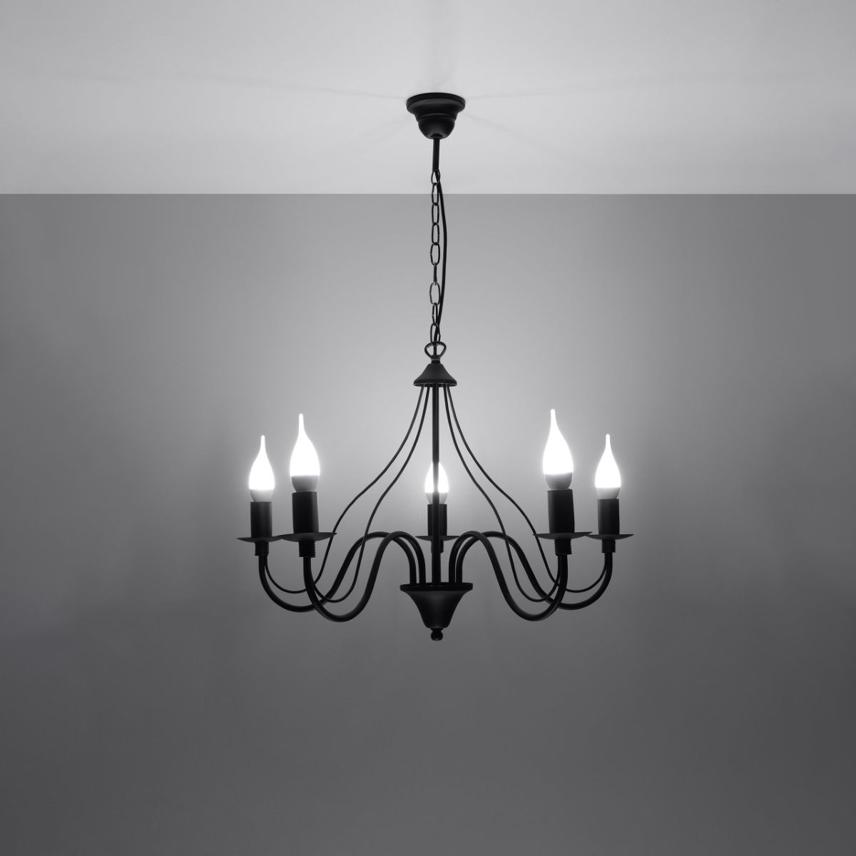 Lustre plafonnier façon chandelier design en acier noir ou blanc - ambiance allumée