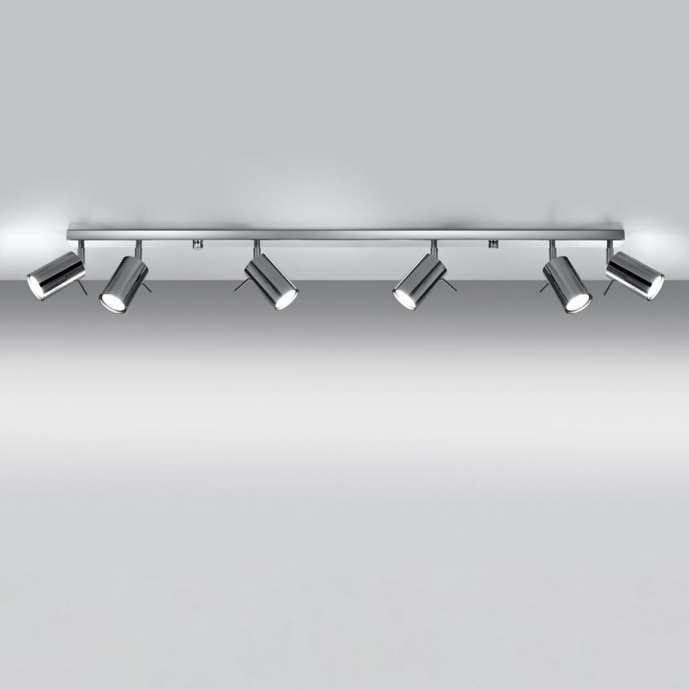 Lustre plafonnier en acier chromé argenté au style moderne sur fond gris