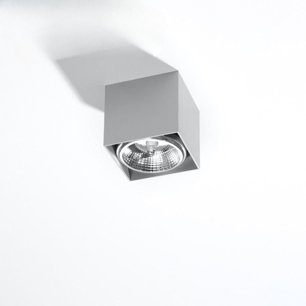 Lustre plafonnier en forme ce carré en aluminium gris pour lampe LED sur fond blanc
