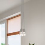 Suspension design et minimaliste dans un coloris blanc dans un salon sur fond blanc