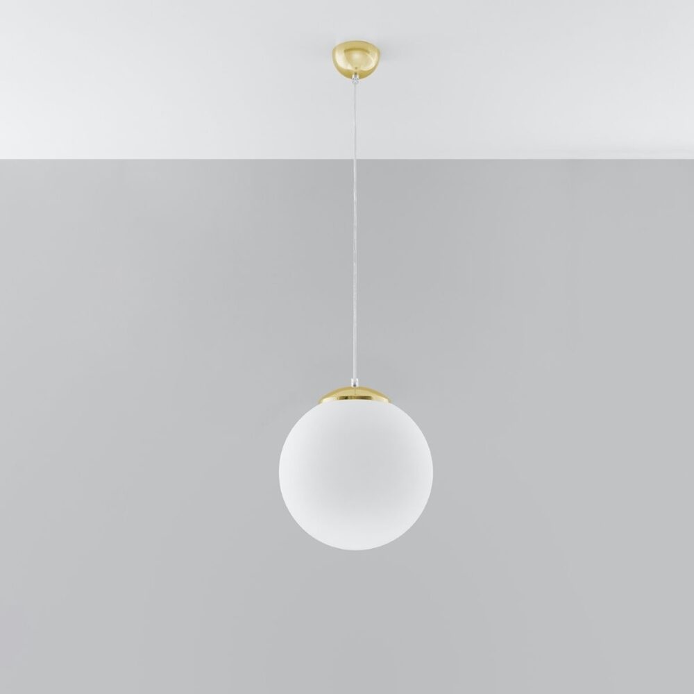 Suspension moderne et élégante en forme de globe en acier doré en verre blanc sur fond gris