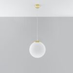 Suspension moderne et élégante en forme de globe en acier doré en verre blanc sur fond gris