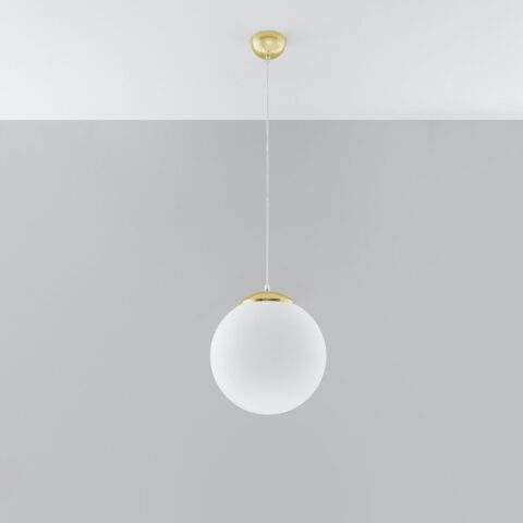 Suspension moderne et élégante en forme de globe en acier doré en verre blanc sur fond gris