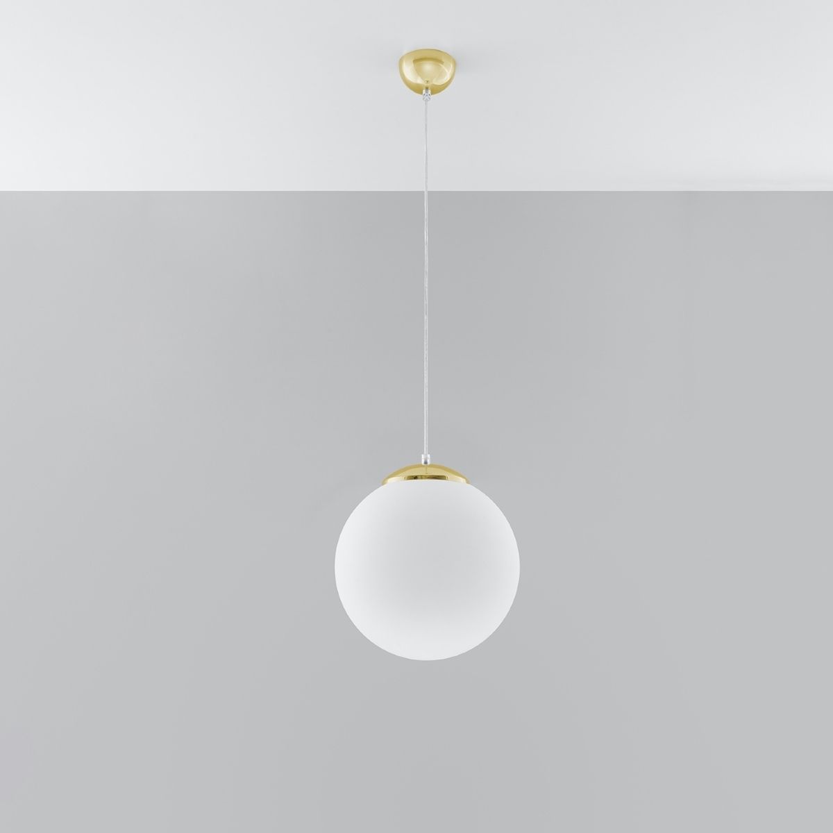 Suspension moderne et élégante en forme de globe en acier doré en verre blanc sur fond gris
