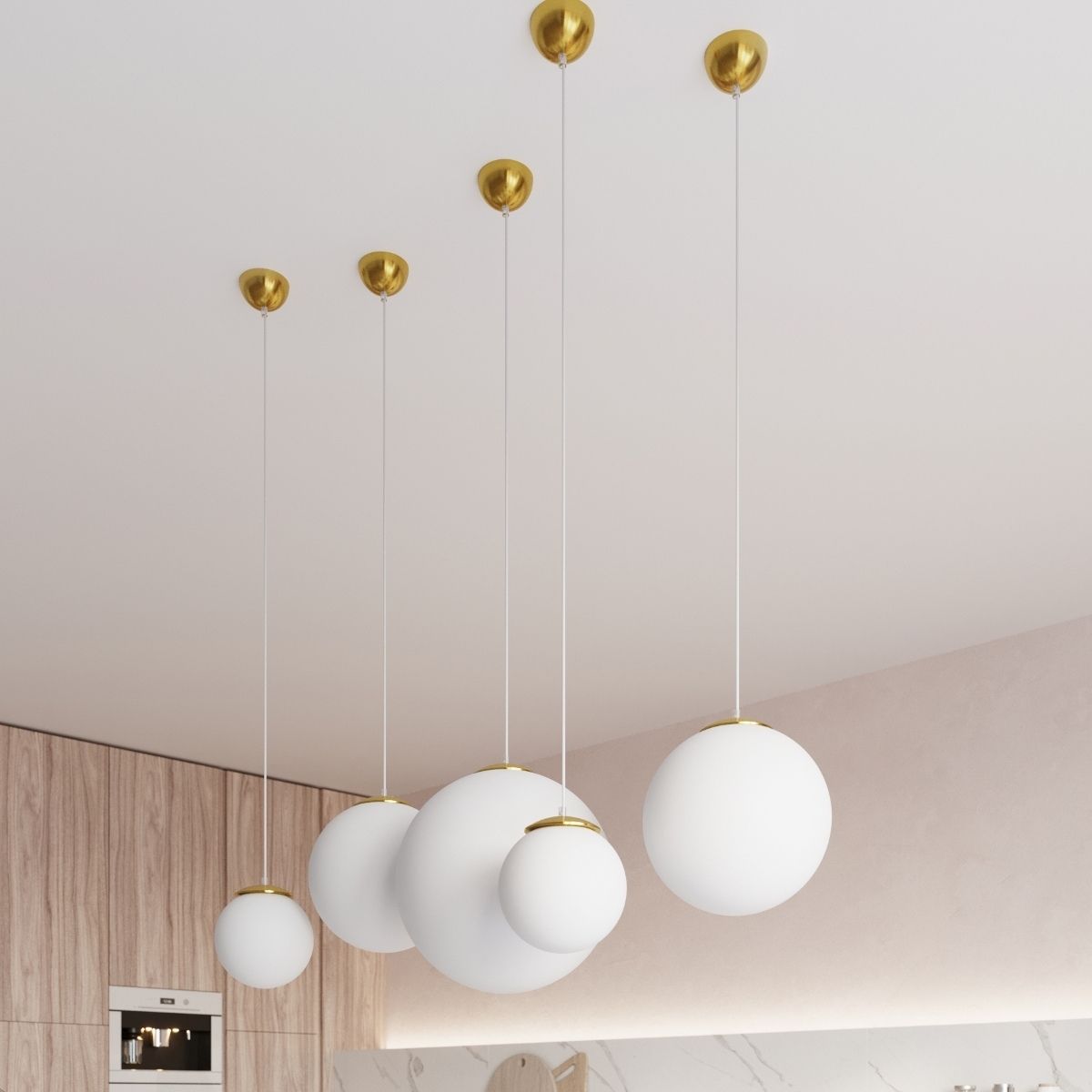 Six suspensions globes en verre blanc de tailles différentes à culot doré dans une cuisine