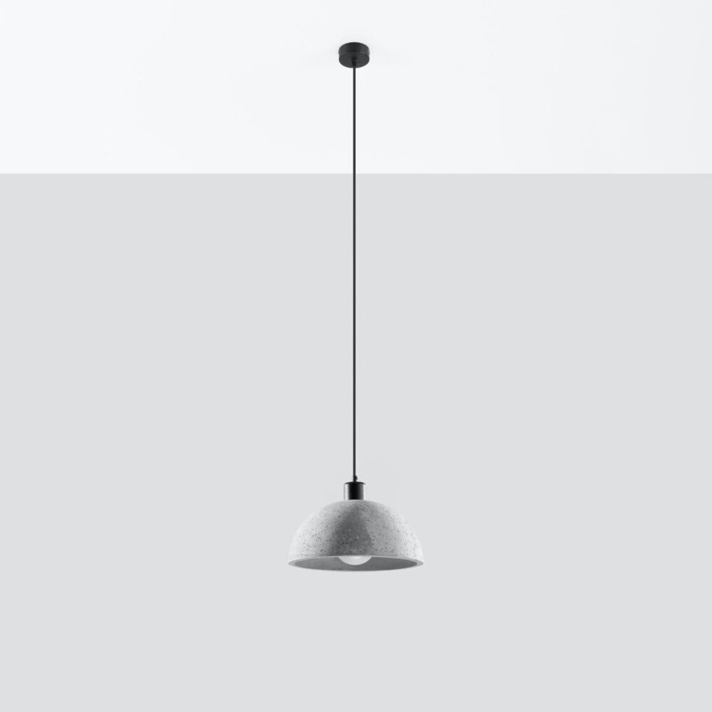Suspension industrielle en béton gris brut au style minimaliste avec un abat-jour en forme de chapeau sur fond gris