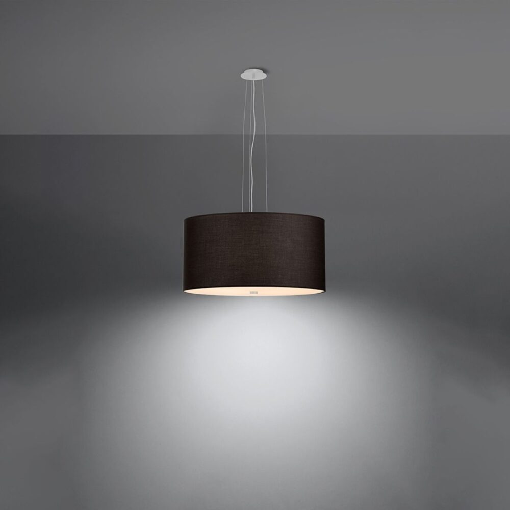 Suspension minimaliste en tissu noir de forme arrondie sur fond gris