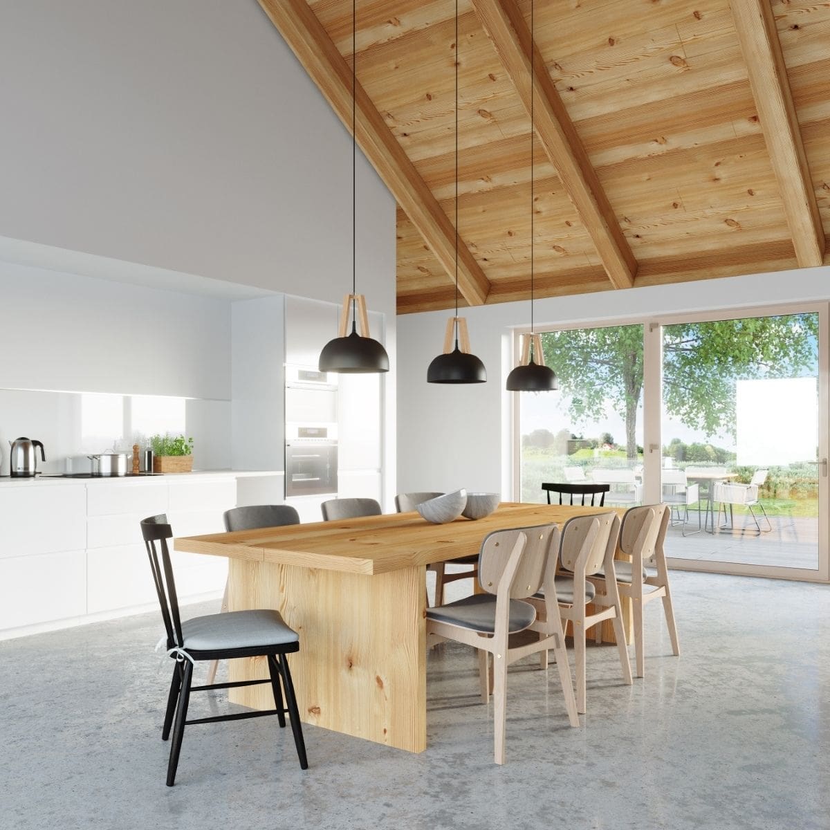 Trois suspensions noires à structure en bois au-dessus d'une table sous un plafond en bois