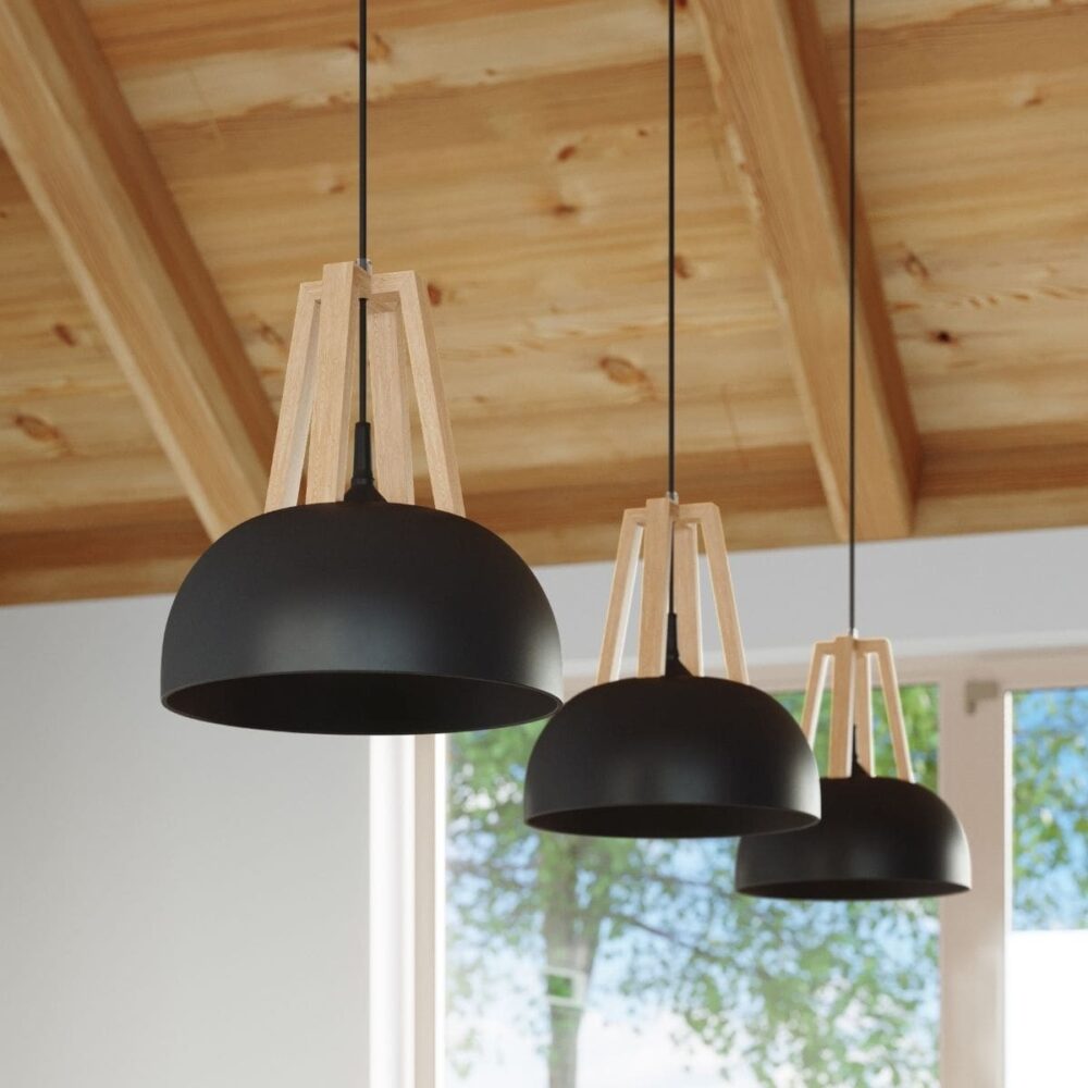 Suspension moderne en métal noir arrondi et bois naturel dans un salon au style scandinave avec un plafond en bois