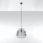 Suspension scandinave avec un abat-jour géométrique en acier noir sur fond gris blanc