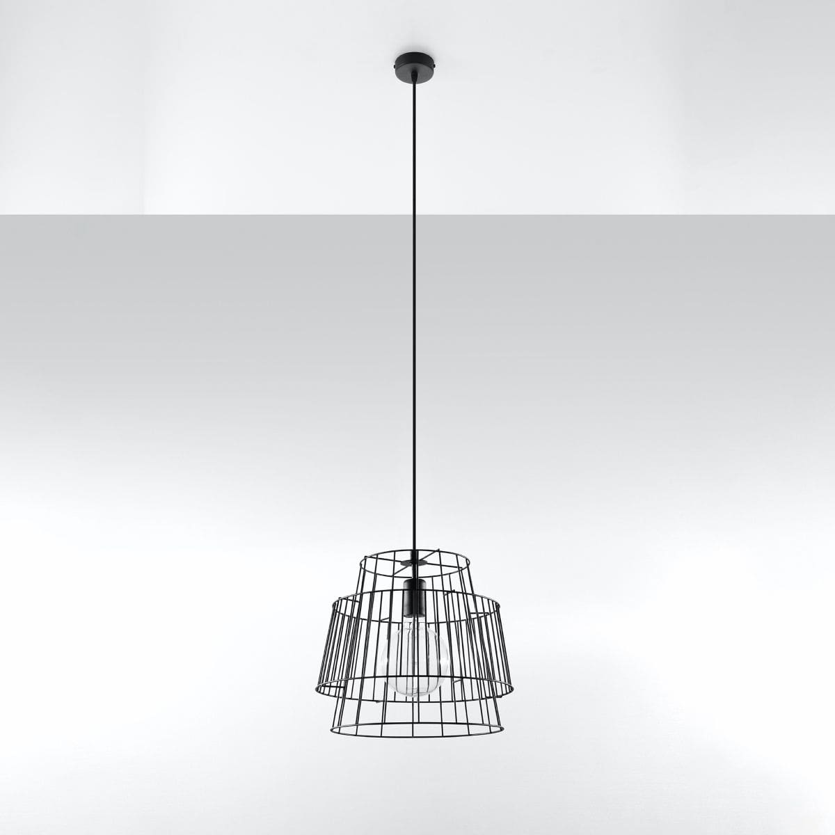Suspension scandinave avec un abat-jour géométrique en acier noir sur fond gris blanc
