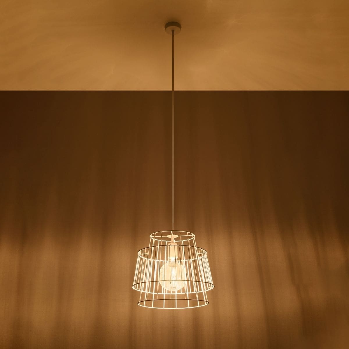 Suspension scandinave avec abat-jour géométrique en acier noir ou blanc — vue arrière
