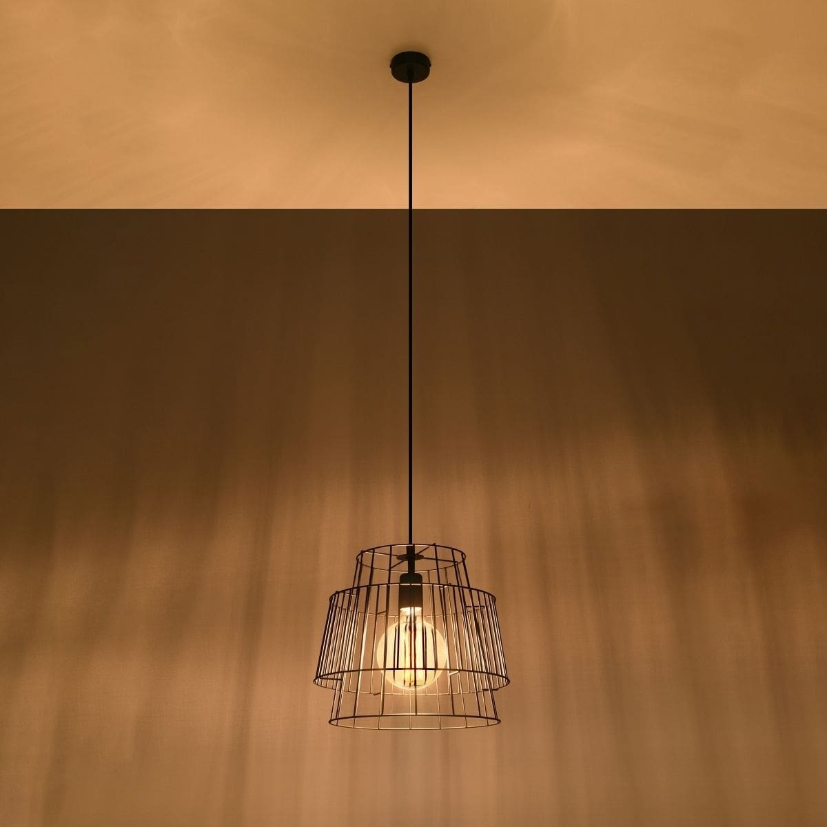 Suspension scandinave avec abat-jour géométrique en acier noir ou blanc — détail supplémentaire