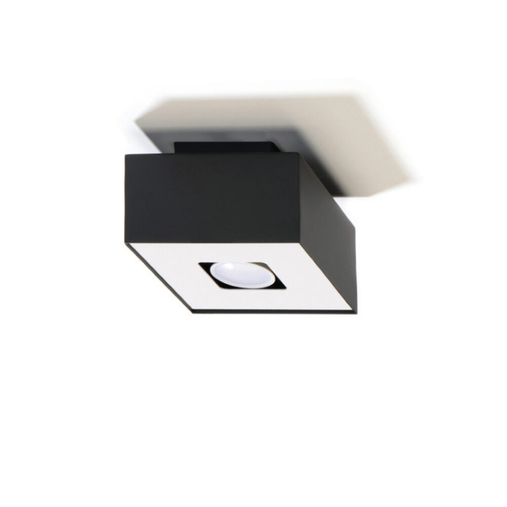 Lustre plafonnier carré au style moderne de couleur noire sur l'extérieur et blanc à l'intérieur. Une ampoule éteinte se trouve au centre. Sur fond blanc.