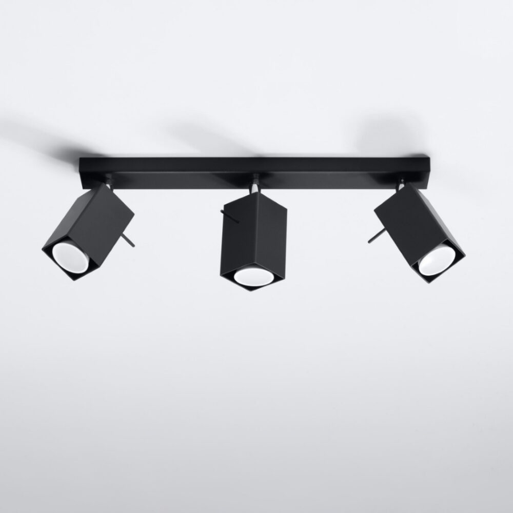 Lustre plafonnier en métal 3 spots orientables de couleur noire. Les spots sont de formes rectangulaires.