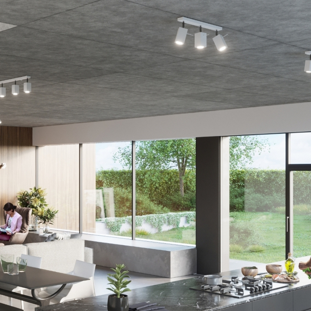 Cuisine ouverte avec plafonniers à trois spots orientables et grandes baies vitrées sur jardin
