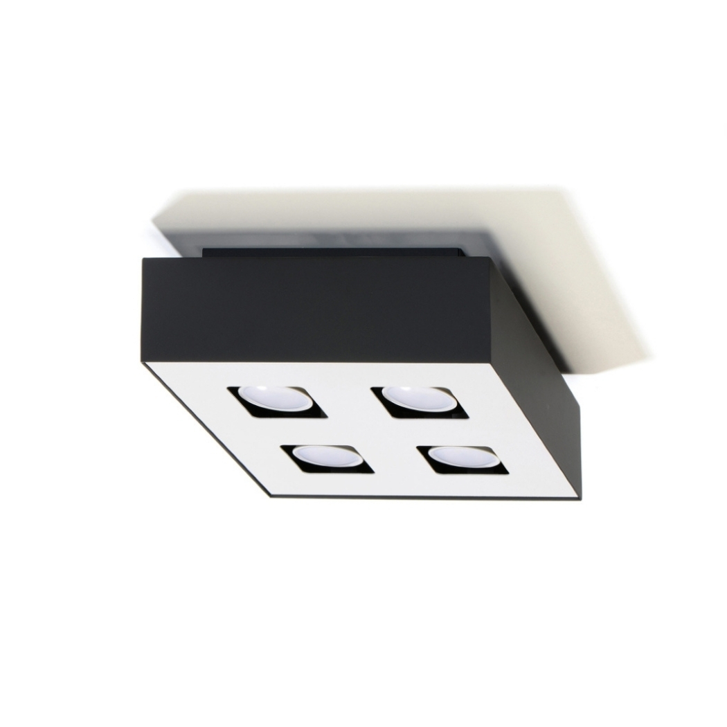 Lustre plafonnier moderne carré à 4 ampoules avec l'extérieur noir et l'intérieur blanc. Sur fond blanc.