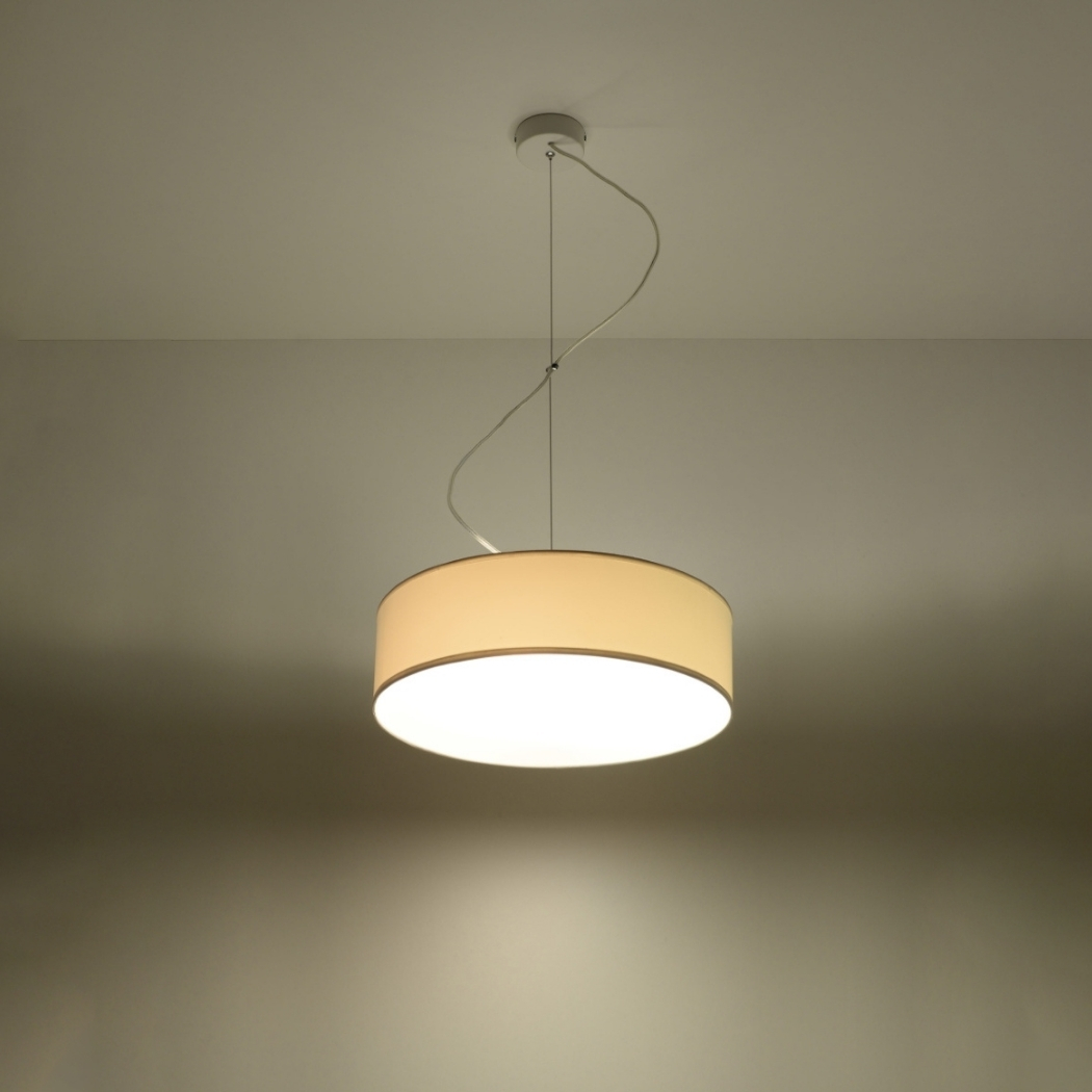 Lustre suspendu avec abat-jour rond en PVC — vue en situation