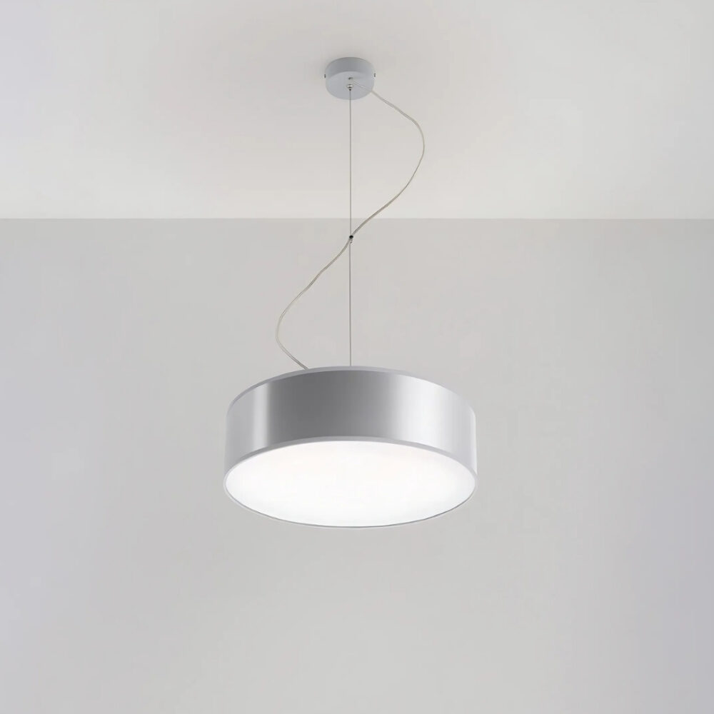 Lustre suspendu gris avec abat-jour en PVC de couleur grise.