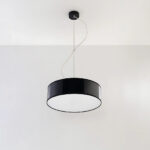 Lustre suspendu avec abat-jour rond en PVC de couleur noire suspendu sur un plafond blanc.