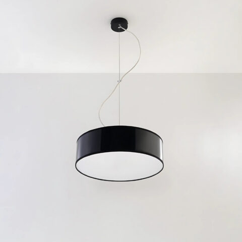 Lustre suspendu avec abat-jour rond en PVC de couleur noire suspendu sur un plafond blanc.