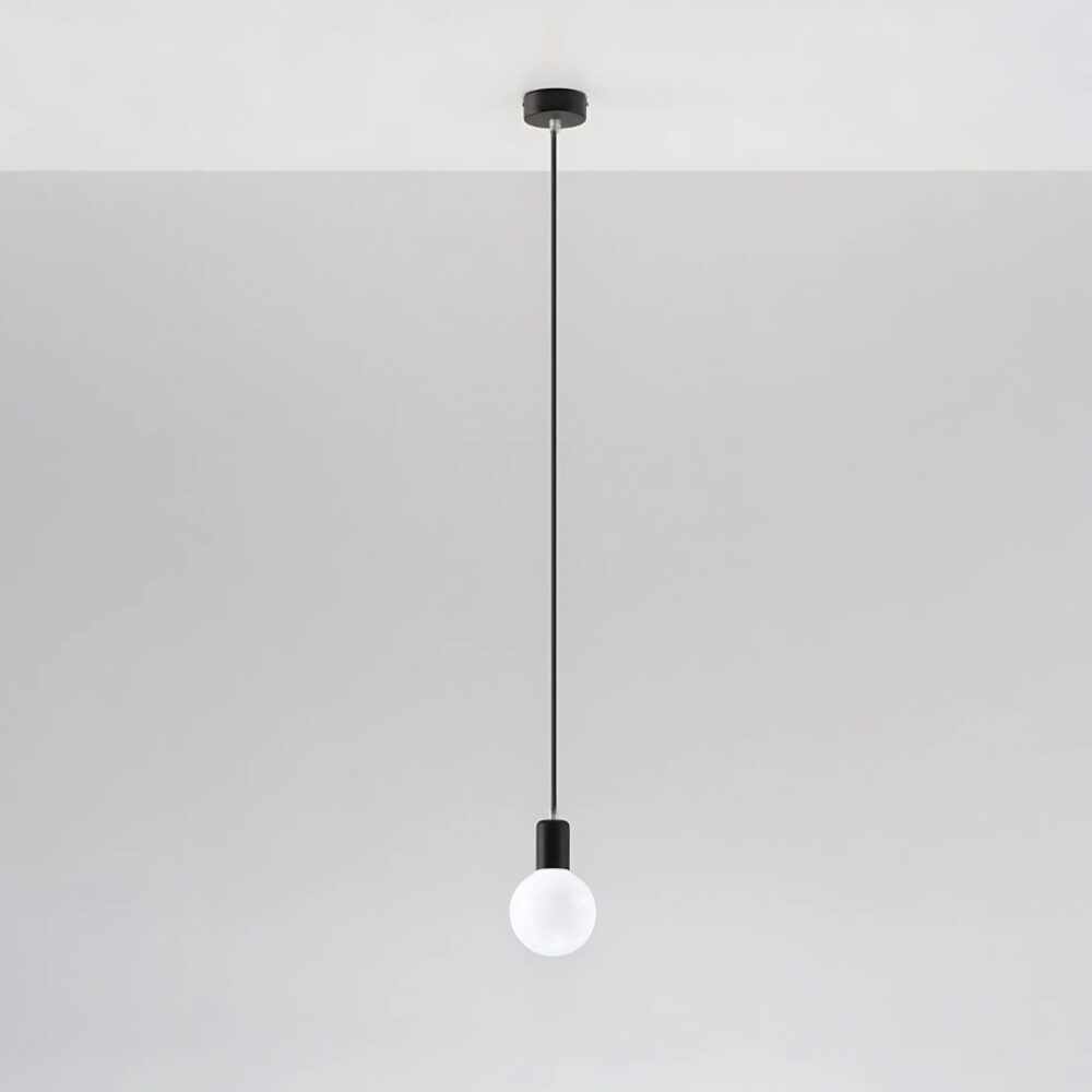 Suspension minimaliste avec corde noire sans abat-jour avec une ampoule allumée.