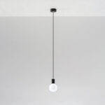 Suspension minimaliste avec corde noire sans abat-jour avec une ampoule allumée.