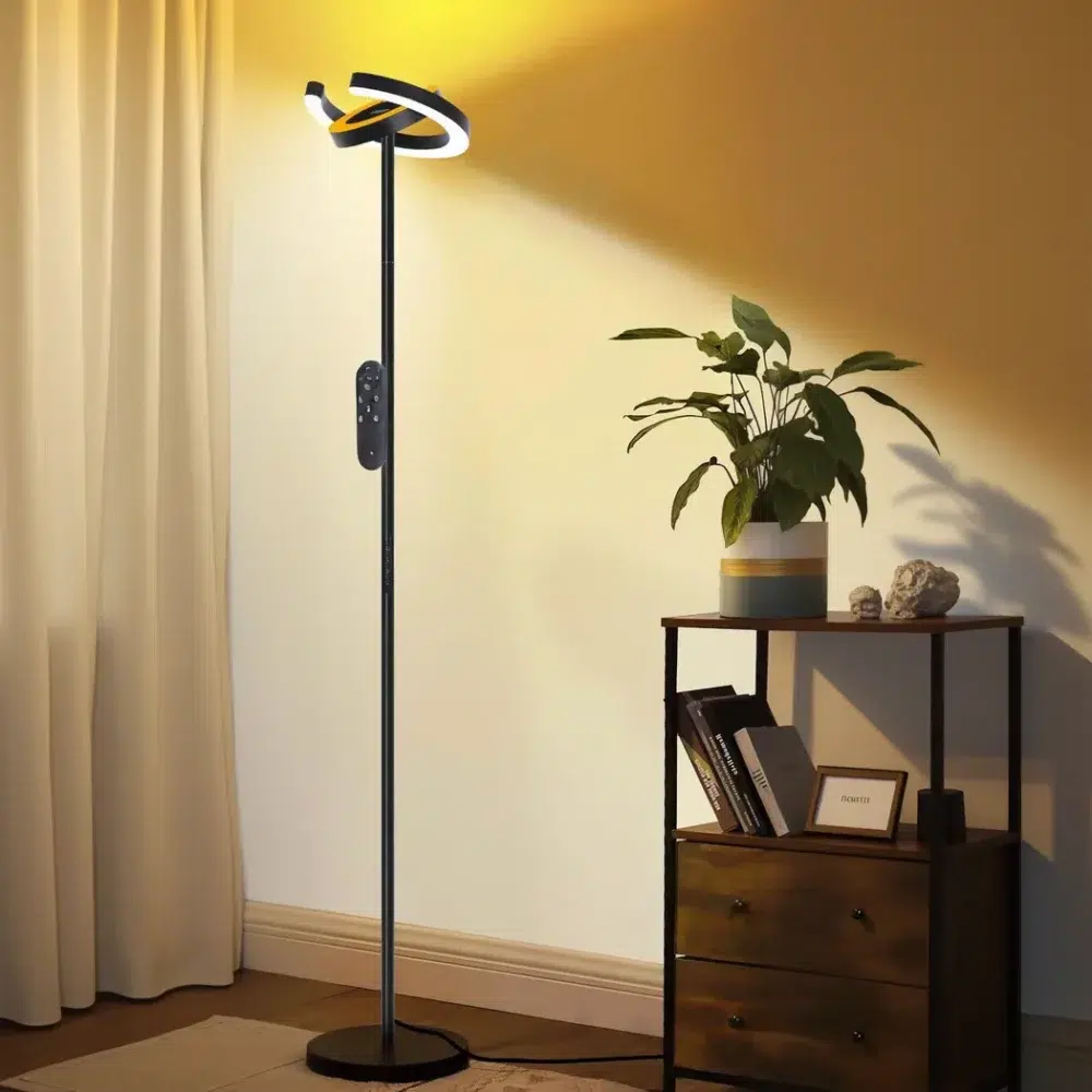 Lampadaire d’angle LED noir mat à double tête lumineuse orientable en forme de C, design minimaliste, lumière modulable pour ambiance et lecture.