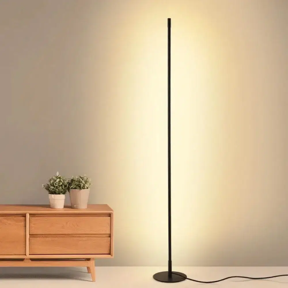 IMG_18_08_25_lampadaire_angle_led_eclairage_sur_mesure_10 Lampadaire d’angle LED cylindrique minimaliste avec lumière ajustable télécommandée design moderne noir dans une pièce face au mur à côté d'un bahut.
